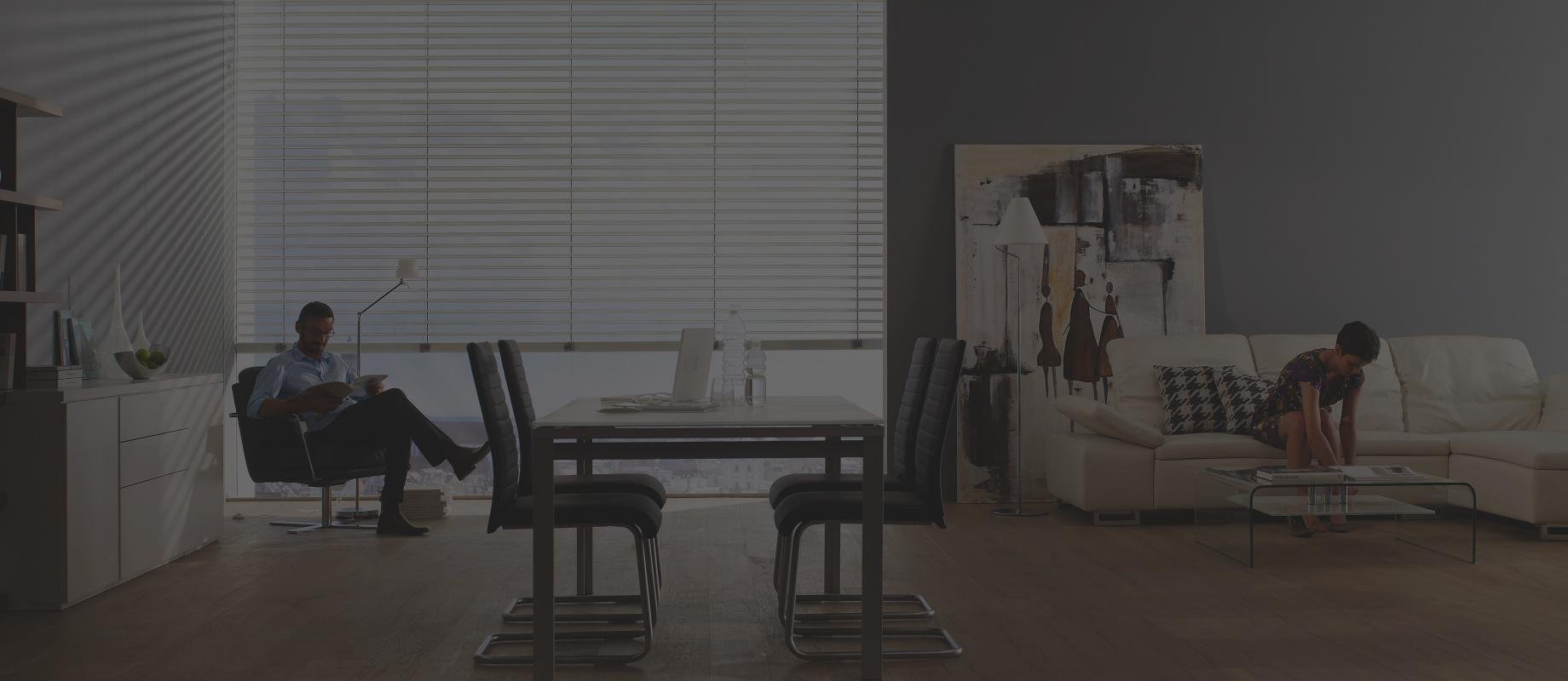 Homme et femme sont assis dans l'espace salon / salle à manger